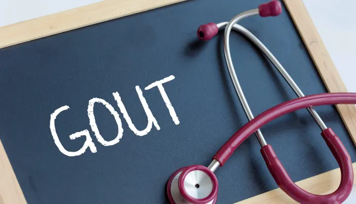 לוח עם המילה GOUT וסטטוסקופ