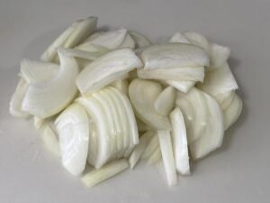 בצל פרוס לרצועות להכנת שווארמה