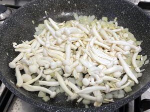 פטריות שימאגי לבנות במחבת עם הבצל